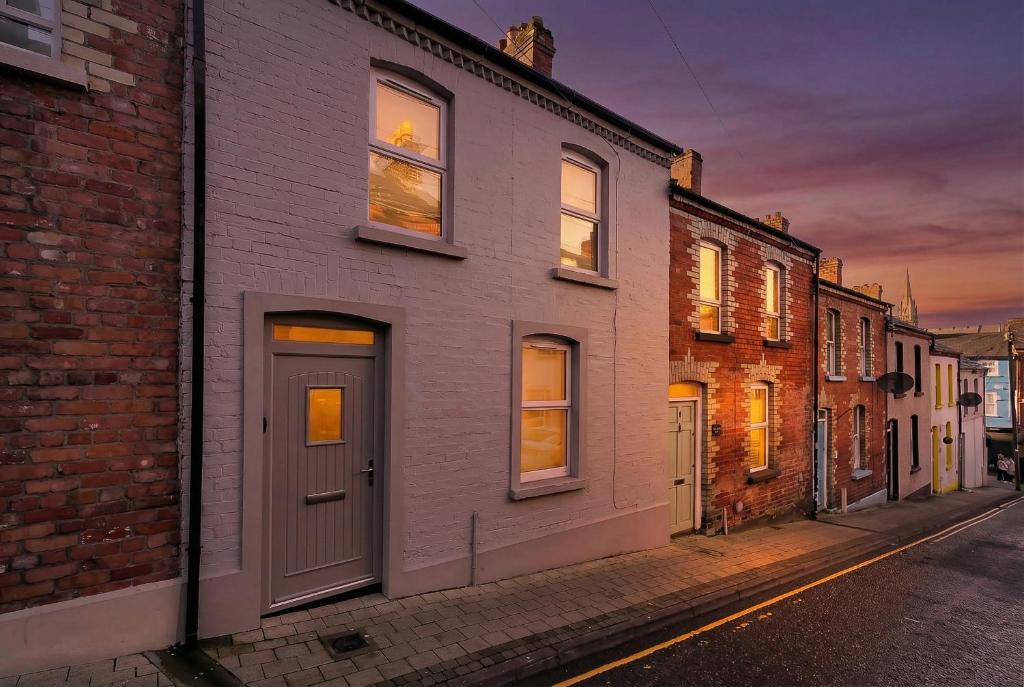 Derry~Londonderry — local landmark and streetscape
